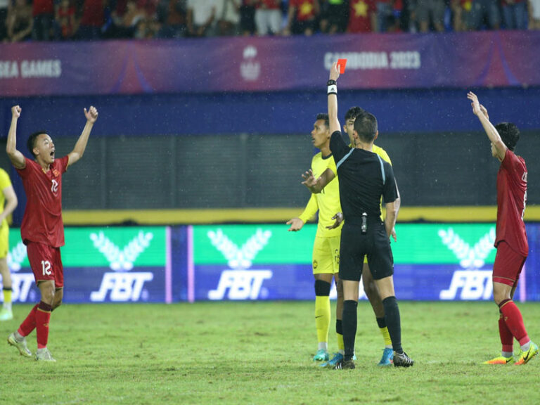 Lặn lạnh là gì? Hình phạt lặn lạnh và tác hại trong bóng đá